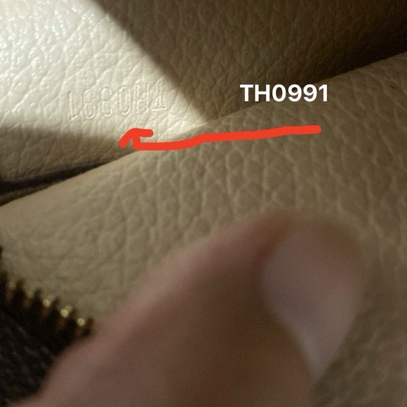 Lv toiletry 15 Authentic ✅ have cracks on the side canvass and clean inside ❤️ - Picture 11 of 11